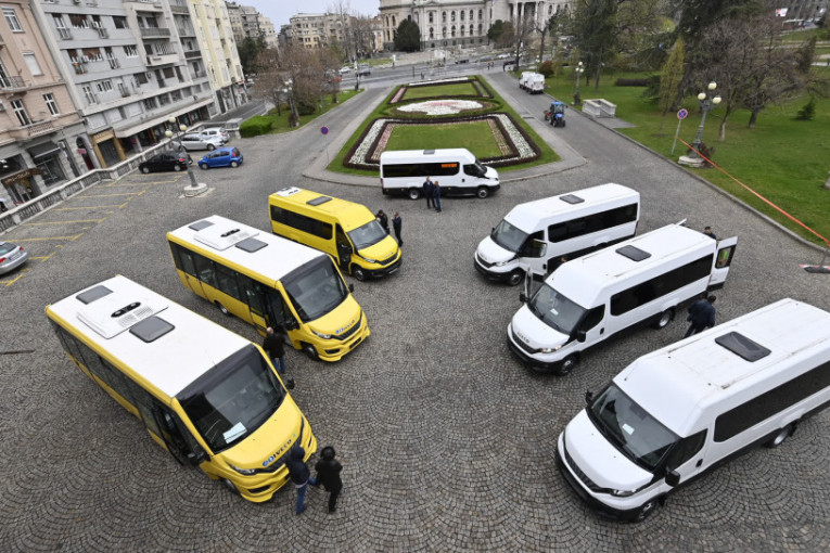 Novi autobusi na ulicama Beograda: GSP dobija nova vozila za školsku decu i za osobe sa invaliditetom (FOTO)