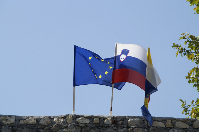 U Kijevu spuštena slovenačka zastava: Razlog - „previše liči" na rusku!