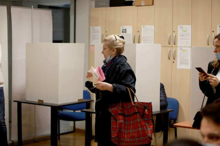 Korak po korak od dolaska na biračko mesto do ubacivanja glasačkog listića u kutiju (UPUTSTVO)