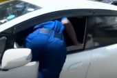 Policajac ušao u kola kroz prozor i isterao vozača, pa se odvezao sa zbunjenim suvozačem (VIDEO)