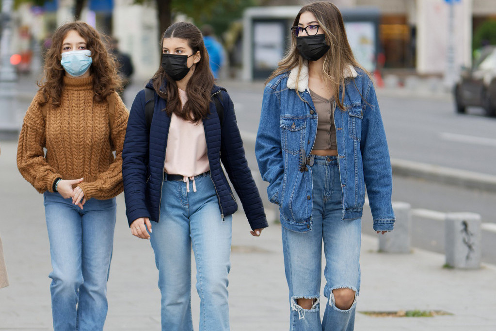 Devojčica u Nišu pogođena kamenom u glavu! Tri učenice sa maskama napale vršnjakinju zbog petice iz nemačkog