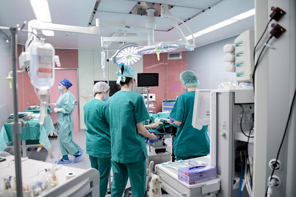 Već urađene četiri operacije: U salama nove zgrade Kliničkog centra počele intervencije! (FOTO)