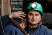 Od ove fotografije se slama srce: Jutro nakon tragedije, rudari na okupu (FOTO)