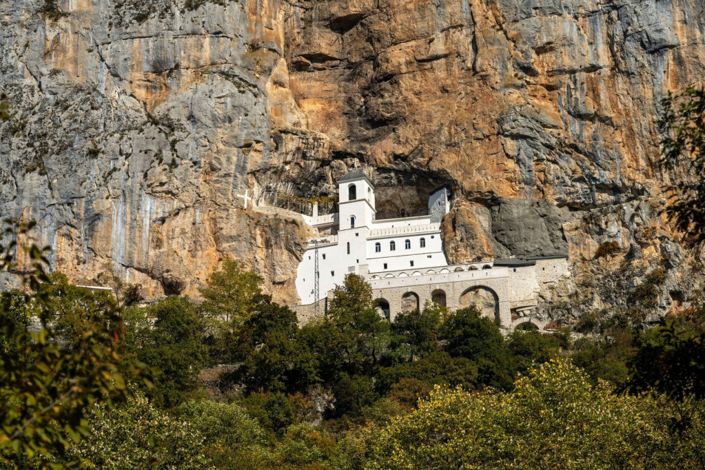 Važe stroga pravila: Evo ko ne sme da uđe u manastir Ostrog