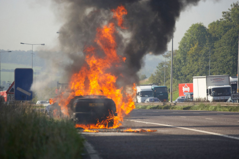 Veliki požar na autoputu: Zapalilo se više vozila