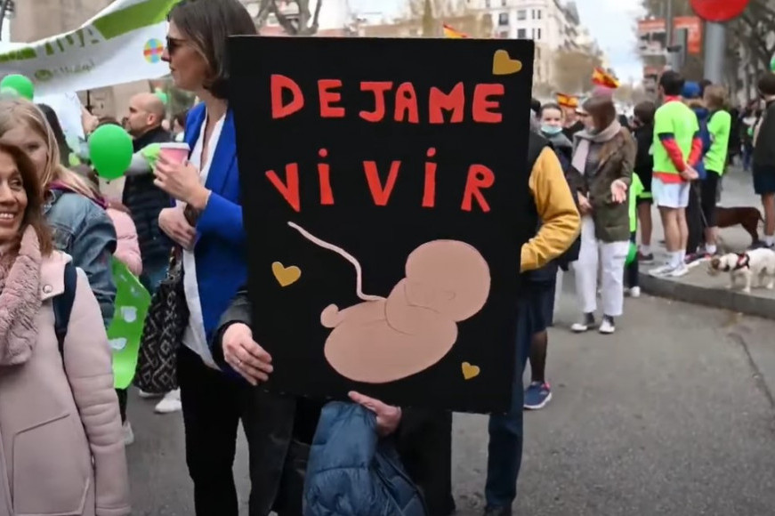 "Slušaj otkucaje srca, kažem ti da sam živ": Više hiljada ljudi prošetalo ulicama Madrida protiv abortusa