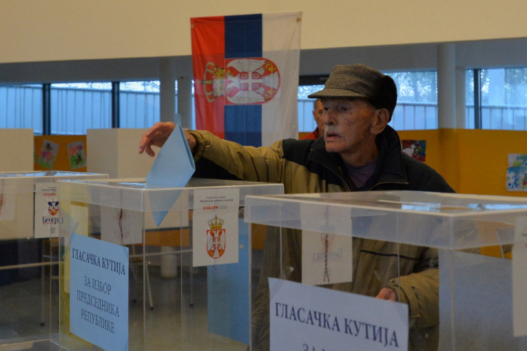 Prvi glasači izašli na birališta: Deka u 92. godini obavio svoju građansku dužnost