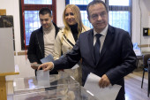Ivica Dačić glasao na Savskom vencu: Na biralište došao sa suprugom i sinom