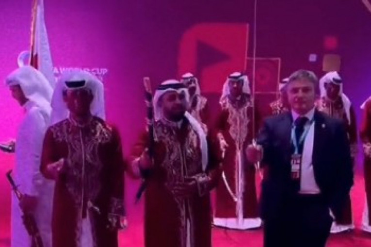 Isukana sablja, igra sa beduinima! Piksi napravio šou u Dohi (VIDEO)