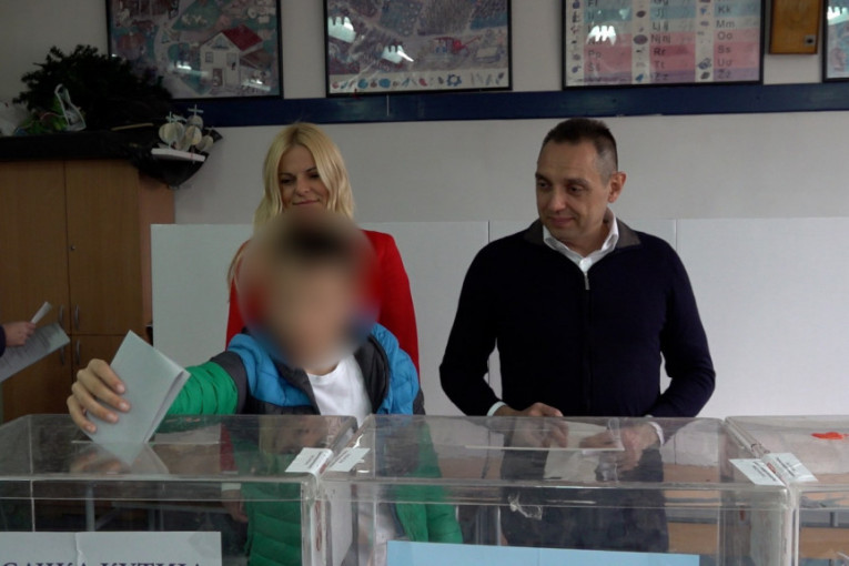 Ministar Vulin glasao na Vidikovcu: Došao u pratnji supruge i starijeg sina