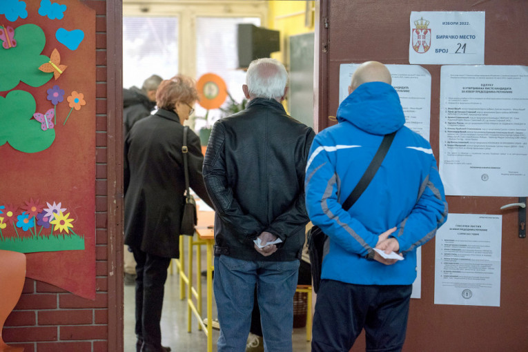Gužve na biračkim mestima u Beogradu: Građani čekaju i po sat vremena da bi glasali (FOTO/VIDEO)