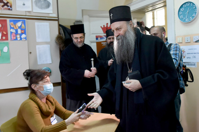 Patrijar Porfirije glasao u OŠ "Kralj Petar Prvi": Građani tražili blagoslov