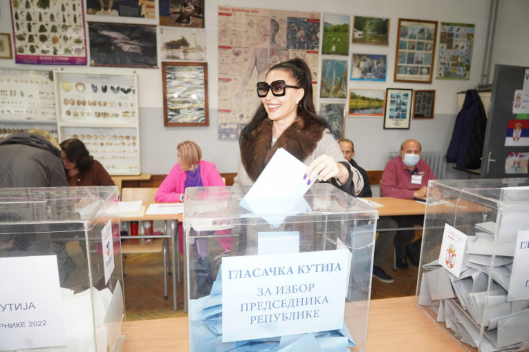 Ceca na glasanje - pravo s aerodroma! I u biralište na Dedinju nije došla sama (FOTO)
