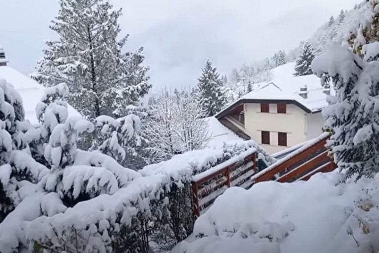 Zima se vratila u Italiju: Sneg prekrio Vezuv, padao i na Sardiniji! Dve žene povređene u Rimu kada je palo drvo na njih (VIDEO)