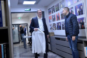 Vučić nasmejan stigao u izborni štab SNS-a: Okupljaju se i drugi članovi partije (FOTO)