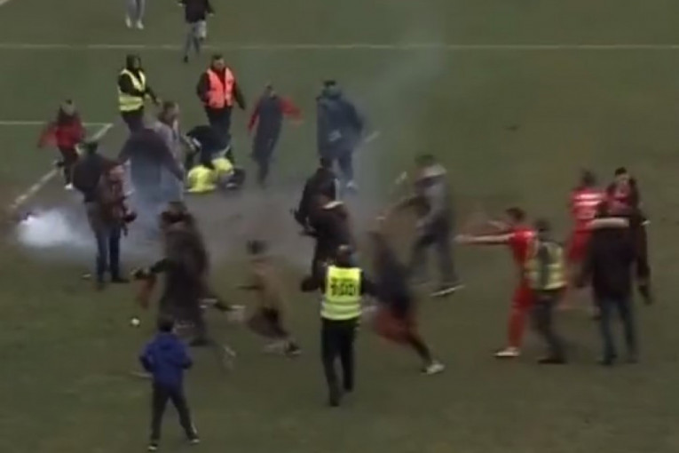 Jezive scene u ligi tzv Kosova! Divljaci šutirali golmana u glavu dok je pretučen ležao na travi (UZNEMIRIJUĆI VIDEO)