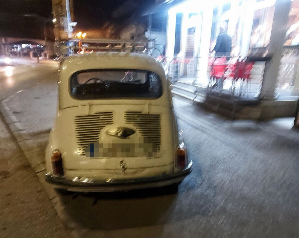 Mladić bez pardona parkirao "fiću" nasred trotoara u centru Čačka: "Pitali smo se kako je automobil uopšte prošao tehnički pregled" (FOTO)