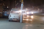 Mladić bez pardona parkirao "fiću" nasred trotoara u centru Čačka: "Pitali smo se kako je automobil uopšte prošao tehnički pregled" (FOTO)