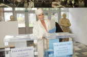 Karleušin stajling na glasanju sve je zadivio: Evo koliko je koštala elegantna bela kombinaciju (FOTO)