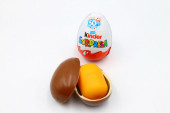 Povučena određena serija kinder jaja iz prodaje: Ne jedite ih i nemojte ih davati deci, mogu izazvati salmonelu