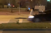 Beograđani u neverici: Nepomično stao nasred auto-puta, automobili samo proleću! (VIDEO)