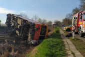 Stravična nesreća u Mađarskoj: Voz naleteo na kombi, pa odleteo u jarak, 7 mrtvih (FOTO)