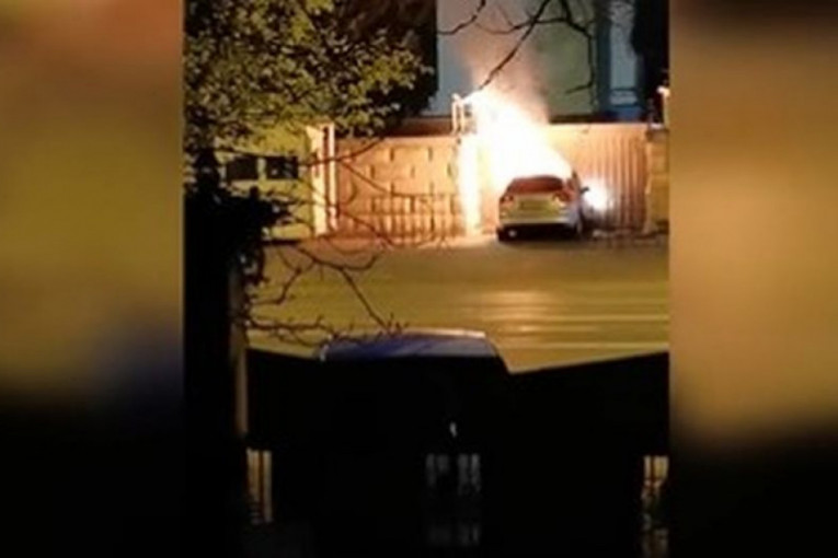 Napad na ambasadu Rusije u Rumuniji? Automobil se velikom brzinom zakucao u predstavništvo, odmah planuo (VIDEO)