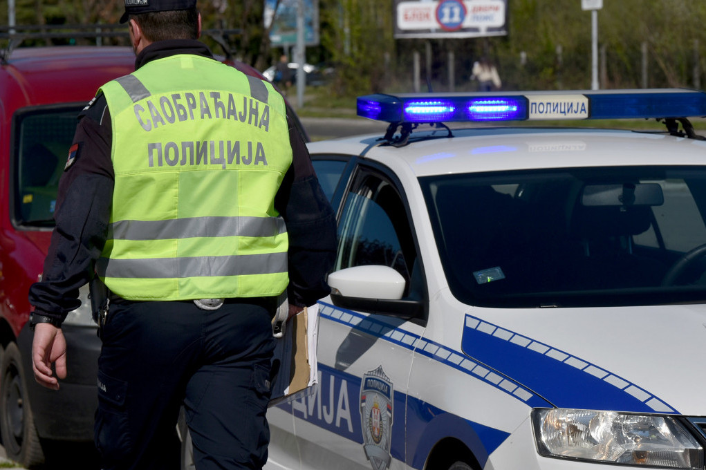 Saobraćajka kod Kragujevca: Automobil završio u kanalu (VIDEO)