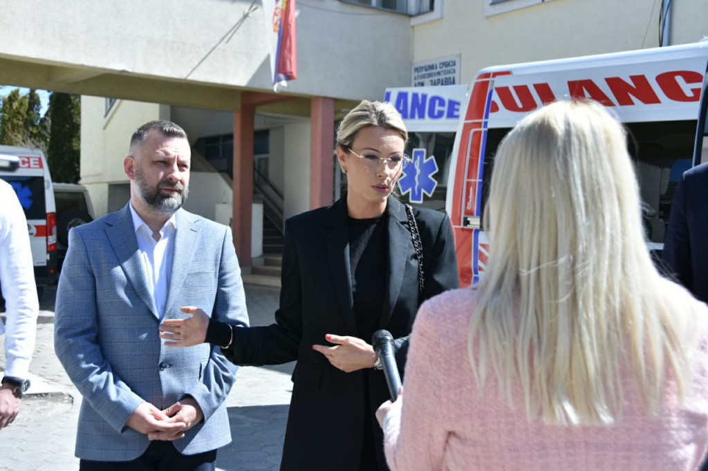 Novo sanitetsko vozilo Domu zdravlja u Štrpcu: Dajana Paunović uručila vredan poklon Srbima sa KiM (FOTO)
