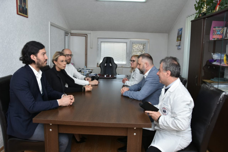 Novo sanitetsko vozilo Domu zdravlja u Štrpcu: Dajana Paunović uručila vredan poklon Srbima sa KiM (FOTO)