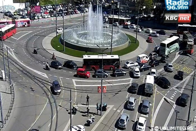 Udes kod Hrama svetog Save napravio kolaps: Sudarili se motor i "porše", ogromna gužva na Slaviji