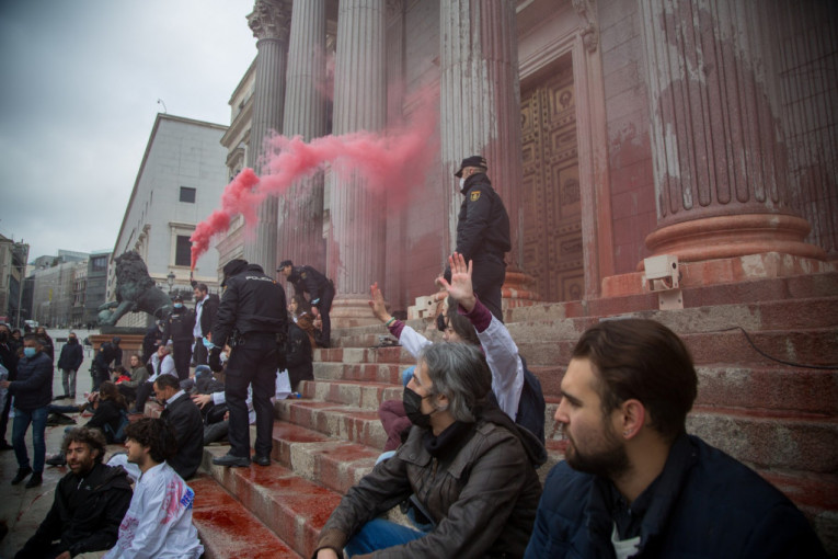 Crvenom farbom na španski parlament: Demonstranti traže hitnu reakciju vlade, policija morala da interveniše (FOTO)