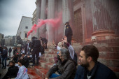 Crvenom farbom na španski parlament: Demonstranti traže hitnu reakciju vlade, policija morala da interveniše (FOTO)