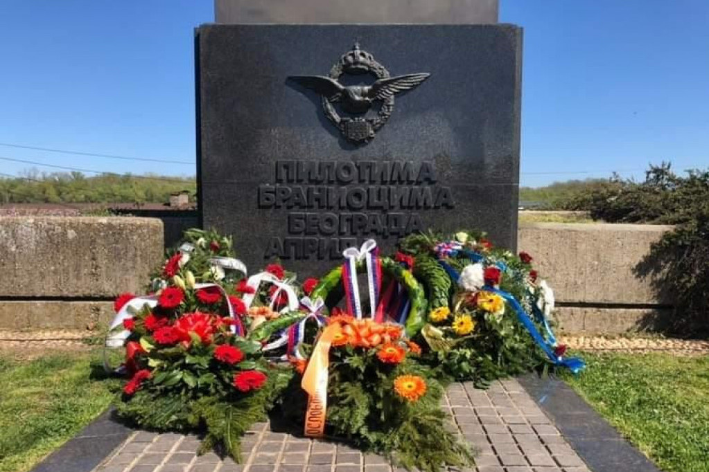 Na meti huligana po treći put u poslednjih nekoliko godina: Oskrnavljen spomenik pilotima braniocima Beograda na Zemunskom keju