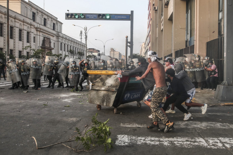 Haos na ulicama Perua, narod ruši predsednika: Napadnute institucije, razbijene prodavnice, šestoro mrtvih! (FOTO)
