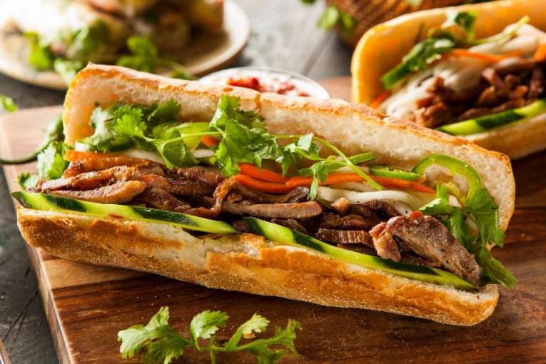 Recept dana: Novogodišnji sendvič sa svinjetinom i svime što imate u frižideru - komplet praznični sendvič sa sve