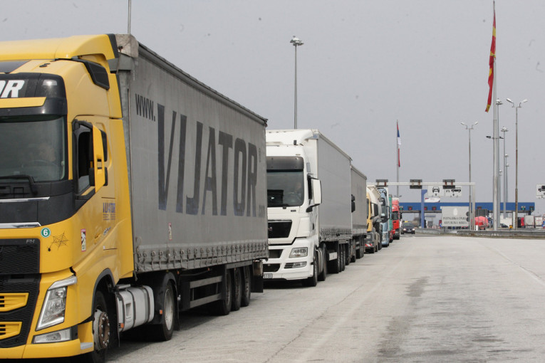 Gužva na granici: Na prelazu Šid kamioni čekaju pet sati, a na Batrovcima tri sata