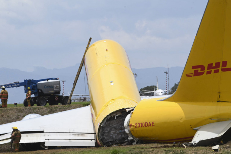 Nesreća pri poletanju: Avion se spremio za visine, a usledilo je proklizavanje nasred piste i polomljen rep! (VIDEO)