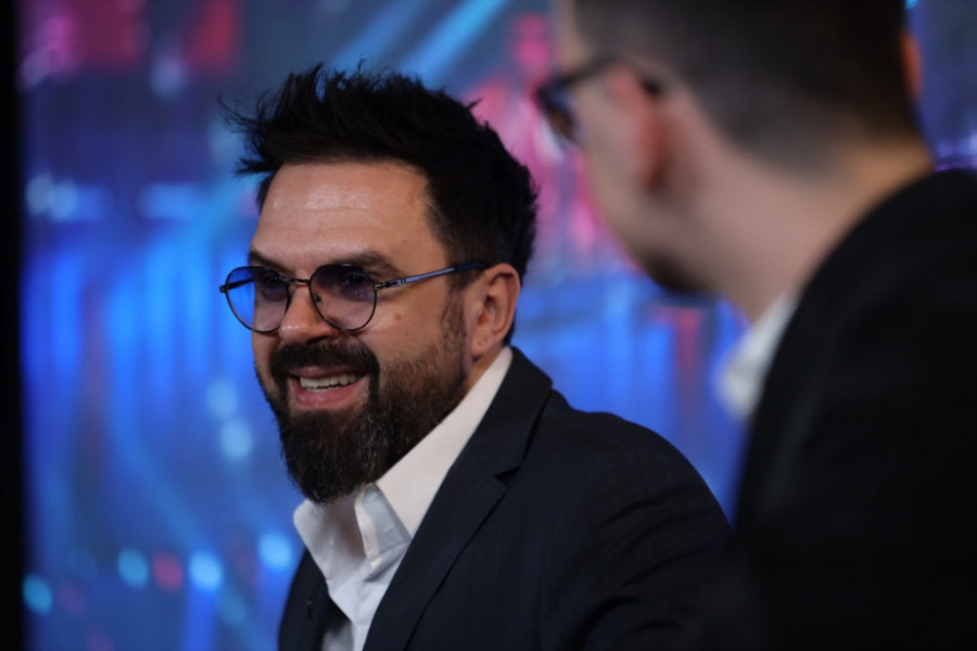 Grašova prva fotografija sa malom Albom! Pevač ne skida osmeh sa lica kada je sa ćerkicom (FOTO)