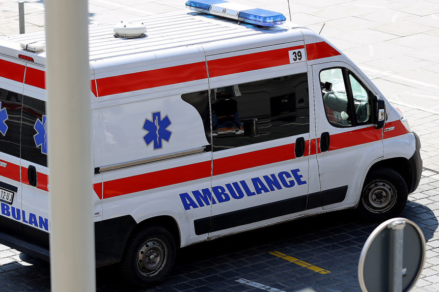 Devojku oborio automobil, prevezena u bolnicu: Saobraćajni udes na Čukarici