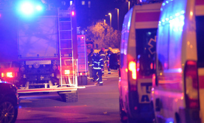 Izbio požar u Batajnici: Jedna osoba prevezena na VMA!