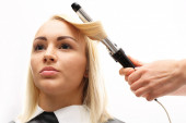 Napravite sami sebi lokne kao frizer: Sedam zlatnih pravila korišćenja figara za kosu