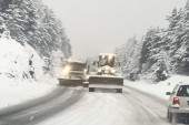Mećava pogodila Zlatibor, tokom noći palo preko 15 centimetara novog snega: Šest kamiona već satima radi na pročišćavanju puteva