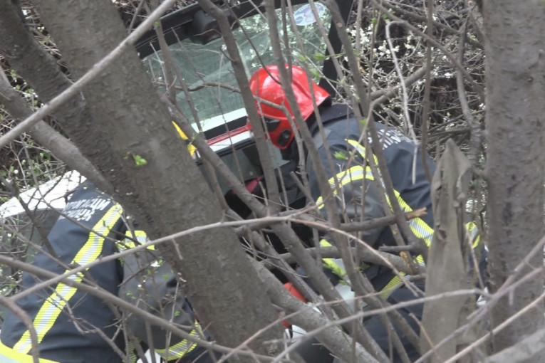 Udario u drvo i ostao zaglavljen: Detalji saobraćajne nesreće kod Vrbasa (FOTO)