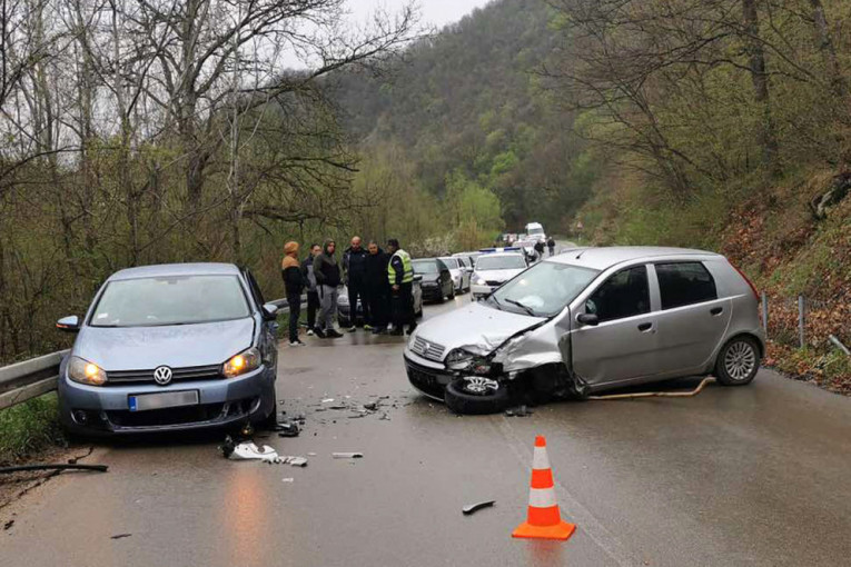 Teška nezgoda na putu ka Aleksincu: Automobil ispao iz oštre krivine pa se zakucao u drugo vozilo? (FOTO)