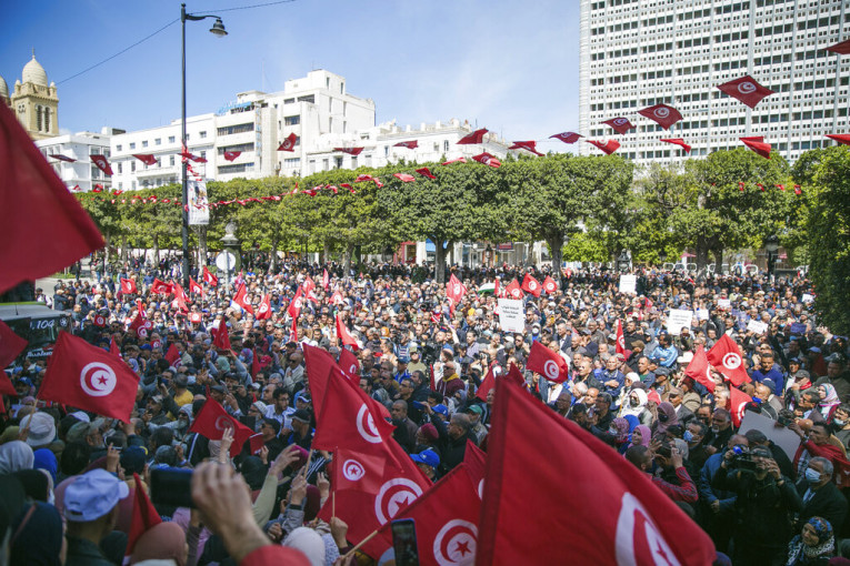 Tunis na nogama: Demonstranti optužuju predsednika da je uveo "vlast jednog čoveka" (VIDEO)