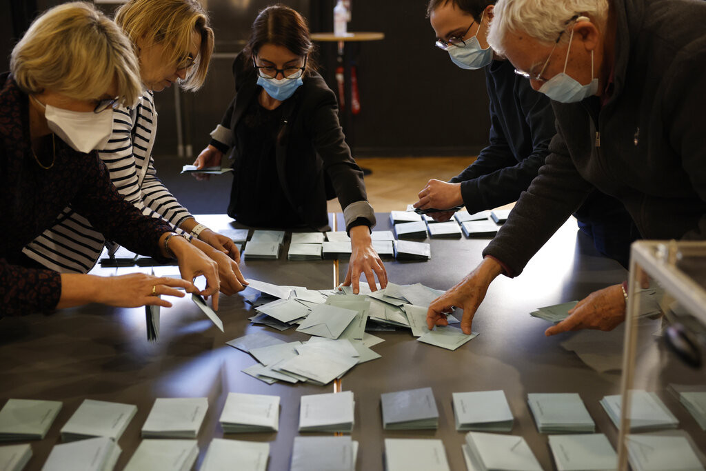 Makron se prošli put prošetao do predsedničkog mesta, ali sada to neće biti nimalo lako