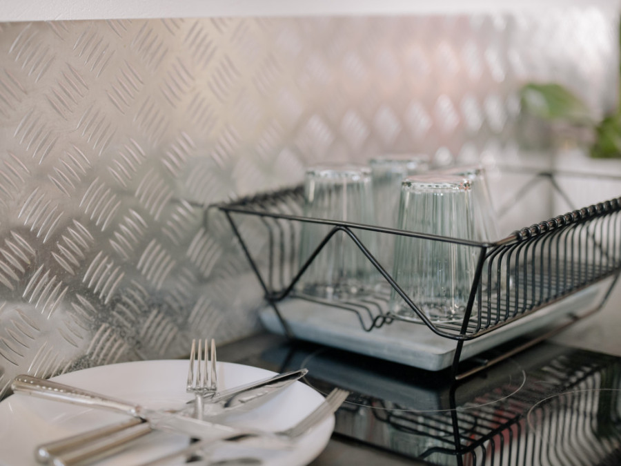 Zašto nikada ne bi trebalo da odlažete čaše naopačke?