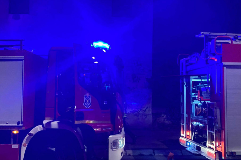 U Mostaru pao dimnjak: Saobraćaj blokiran, vatrogasci na ulici