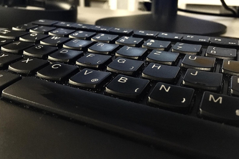 "Deka i baka su podigli veliki kredit i izgubili jako puno novca": Prevaranti sa interneta "haraju" u Srbiji